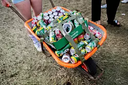 Dosenbier ist gerade bei der jüngeren Generation beliebt. (Archivbild) - © Hauke-Christian Dittrich/dpa