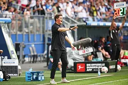 Konnte endlich den ersten Bundesliga-Sieg seiner Mannschaft beklatschen: HSV-Trainer Merlin Polzin. - © Christian Charisius/dpa