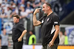 Musste immer wieder korrigieren: Heidenheims Trainer Frank Schmidt. - © Christian Charisius/dpa