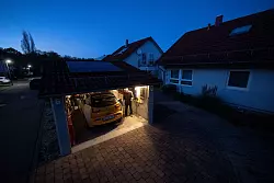 In der eigenen Garage laden ist vergleichsweise einfach. (Archivbild) - &copy; Marijan Murat/dpa
