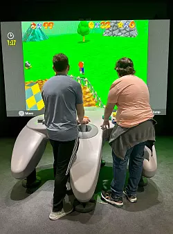 Ins Auge fallen sogleich überdimensionierte Konsolen der verschiedenen Nintendo-Epochen. - © Lars Nicolaysen/dpa