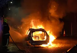 In Hartlepool ging ein Polizeiauto in Flammen auf. - &copy; Owen Humphreys/PA Wire/dpa