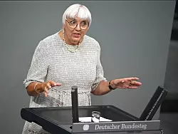 Claudia Roth (B&uuml;ndnis 90/Die Gr&uuml;nen), Staatsministerin f&uuml;r Kultur und Medien, spricht in der Generaldebatte &uuml;ber den Haushalt 2025 im Bundestag. Sie ist auch f&uuml;r das neue Games-Stipendienprogramm zust&auml;ndig. - &copy; Philip Dulian/dpa