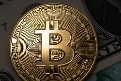 Der Bitcoin ist auf ein Rekordhoch gestiegen. - © Fernando Gutierrez-Juarez/dpa