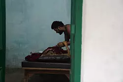 Sohn Mukesh Tiwari gibt seiner sterbenden Mutter regelm&auml;&szlig;ig Wasser aus dem Ganges. - &copy; Anne-Sophie Galli/dpa