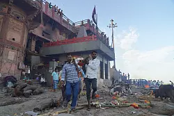 Die Leichen sind in wei&szlig;e T&uuml;cher geh&uuml;llt - ein Symbol f&uuml;r Reinheit und Trauer. - &copy; Anne-Sophie Galli/dpa