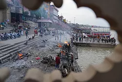 Bei den Leichenverbrennungen schauen neben den Angeh&ouml;rigen auch Fremde zu. - &copy; Anne-Sophie Galli/dpa