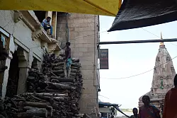 Mit diesem Holz werden die Leichen verbrannt. - &copy; Anne-Sophie Galli/dpa