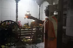 Mit den Ritualen beginnen die Priester hier vor Sonnenaufgang. - &copy; Anne-Sophie Galli/dpa