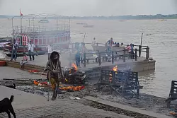 Heilige M&auml;nner beten beim Ganges f&uuml;r die Verstorbenen - und leben von Almosen. - &copy; Anne-Sophie Galli/dpa