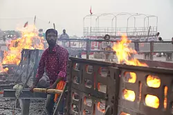 Der Dom Bhalu Chaudhary hofft, dass sein Sohn mal einer anderen Arbeit nachgehen kann. - &copy; Anne-Sophie Galli/dpa
