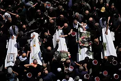 Angeh&ouml;rige trauern um Opfer des Raketenangriffs auf dem Golan - &copy; Leo Correa/AP/dpa