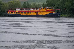 Das Schiff eignet sich laut Besitzer auch gut f&uuml;r Flussbestattungen. (Archivbild) - &copy; Harald Tittel/dpa