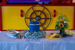 Bei einer Flussbestattung muss die Urne aus einem Material sein, dass sich im Wasser rasch aufl&ouml;st. (Archivbild) - &copy; Harald Tittel/dpa