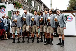 Die Stars des FC Bayern durften zufrieden auf dem Oktoberfest anstoßen. - © Matthias Balk/dpa