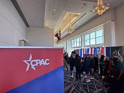 Die Konferenz findet in einem riesigen Veranstaltungskomplex nahe der US-Hauptstadt Washington statt. - © Luzia Geier/dpa