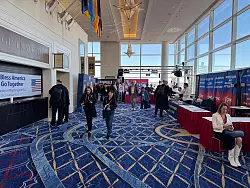 Die Konferenz dauert mehrere Tage und ist ein Stelldichein der amerikanischen Rechten. - © Luzia Geier/dpa