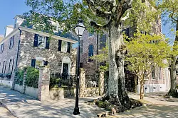 Vorbei geht es auf der Tour auch an prächtigen Stadtvillen. - © Jörg Michel/dpa-tmn