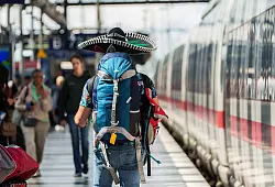 Der Zug fährt gleich? Mit Rucksack auf dem Rücken rennt es sich schneller als mit Koffer in der Hand. - © Andreas Arnold/dpa/dpa-tmn