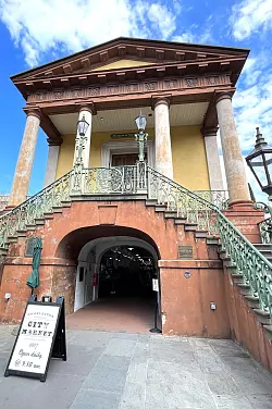 Einen Besuch wert: der Charleston City Market in historischer Halle. - © Jörg Michel/dpa-tmn