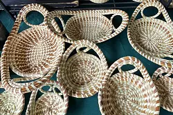 Souvenir mit Kulturgeschichte: Sweetgrass-Körbe auf dem Markt in Charleston. - © Jörg Michel/dpa-tmn