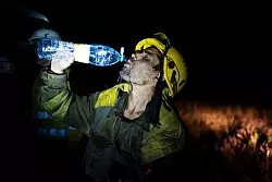 In vielen Regionen Spaniens kämpfen die Feuerwehrleute schon lange gegen die Flammen. - © Lorena Sopêna/Europapress/dpa