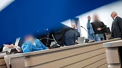 Angeklagte nehmen vor der Urteilsverk&uuml;ndung im Fall des Diebstahls des Manchinger Keltengoldes auf der Anklagebank Platz. - &copy; Peter Kneffel/dpa