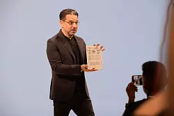 Amazons Gerätechef Panos Panay enthüllt den überarbeiteten Kindle Scribe. - © Andrej Sokolow/dpa/dpa-tmn