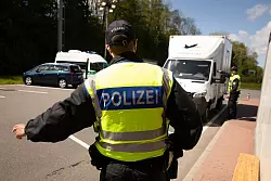 Faeser hat die Kontrollen an den deutschen Grenzen ausgeweitet. - © Christian Charisius/dpa