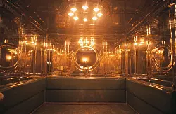 Die Aufzugkabine mit den venezianischen Spiegeln, grünen Lederpolstern und einem Bakelit-Telefon ist noch original erhalten. - © Bergerlebnis Berchtesgaden/dpa-tmn