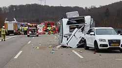 Bei den Toten handelt es sich um den mutmaßlichen Unfallverursacher und einen weiteren Mann, wie ein Polizeisprecher sagte. - © René Priebe/-/dpa