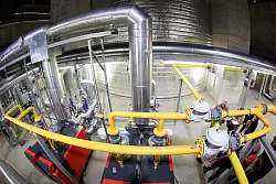 Ein Abriss des Energiebunkers war zu teuer, so funktionierte man ihn zu einem Kraftwerk zur Erzeugung erneuerbarer Energien um. - © Bodo Marks/dpa/dpa-tmn