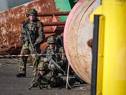 Heimatschützer bei der Bundeswehr-Übung "Fishtown Guard 2024" - © Focke Strangmann/dpa