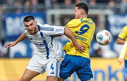 Schalkes Hasan Kurucay (l) im Zweikampf mit dem Braunschweiger Erencan Yardimci. - &copy; Andreas Gora/dpa