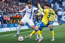 Die Braunschweiger Johan Gomez (verdeckt, Eintracht Braunschweig) und Robin Heu&szlig;er bedr&auml;ngen den Schalker Kenan Karaman (l). - &copy; Andreas Gora/dpa