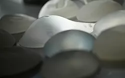 Der häufigste Eingriff betrifft die Brust. - © Arne Dedert/dpa