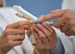 In den Neo-Penis muss eine Prothese eingesetzt werden. - © Arne Dedert/dpa