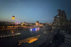 Das Aufsteigen des olympischen Ballons ist ein besonderes Spektakel am Abendhimmel von Paris. - © Oleg Cetinic/AP/dpa