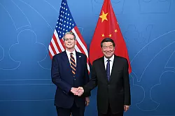 US-Finanzminister Scott Bessent (links) und Chinas Vize-Ministerpräsident He Lifeng trafen sich zu den Handelsgesprächen in Stockholm. (Archivfoto) - © Dai Tianfang/XinHua/dpa