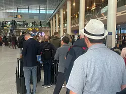 An einem Serviceschalter am Flughafen bildete sich eine lange Warteschlange. - &copy; Steffen Trumpf/dpa