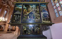 Blick auf den berühmten Bergaltar der St. Annenkirche in Annaberg-Buchholz. Die Darstellungen bergmännischen Lebens vor 500 Jahren werden dem Maler Hans Hesse zugeschrieben. - © Hendrik Schmidt/dpa