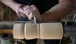 In der Werkstatt von Holzspielzeugmacher Markus Füchtner wird der Körper eines Nussknackers gedrechselt. - © Hendrik Schmidt/dpa