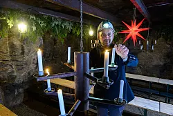 Im Markus-Röhling-Stolln hält Gunnar Lenhard den alten bergmännischen Brauch der Mettenschicht wach. - © Hendrik Schmidt/dpa