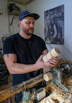 Markus Füchtner hat sich wie seine Vorfahren dem Nussknacker verschrieben. Er betreibt eine Werkstatt in Seiffen. - © Hendrik Schmidt/dpa