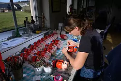 Das erzgebirgische Kunsthandwerk hat in der Weihnachtszeit Hochkonjunktur. Ein Zentrum mit vielen Werkstätten ist das Spielzeugdorf Seiffen. - © Hendrik Schmidt/dpa