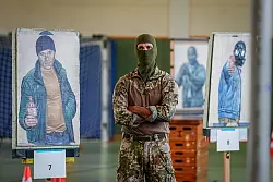 &laquo;Unser Zielbild ist der stille Profi&raquo;: Oberleutnant Andi beobachtet die Bewerber. - &copy; Kay Nietfeld/dpa