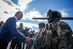 H&auml;ndesch&uuml;tteln bei der Nato-&Uuml;bung: Bundesverteidigungsminister Boris Pistorius (SPD) trifft einen KSK-Soldaten. - &copy; Kay Nietfeld/dpa