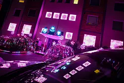 Ein Wohnhaus mit Lichterspektakel. - © Christoph Reichwein/dpa