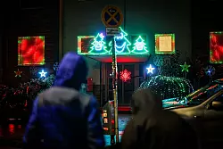 Manch Passant staunt nicht schlecht, wenn er an dem Haus vorbeigeht. - © Christoph Reichwein/dpa