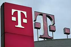 Das Logo der Telekom steht auf dem Dach der Unternehmenszentrale. - &copy; Federico Gambarini/dpa